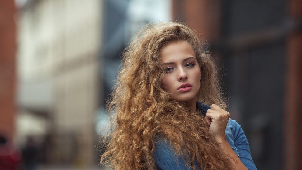 What To Know About Managing Frizzy Curls
