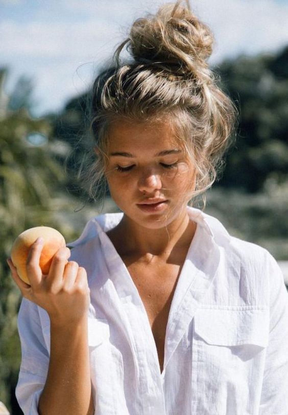 The Easiest Way To A Messy Curly Bun