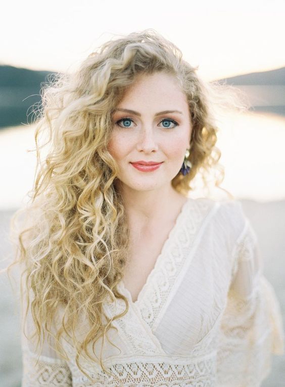 https://apracticalwedding.com/curly-hairstyles/