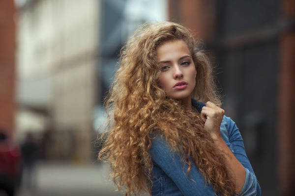 The Best Tips For Frizzy Curls