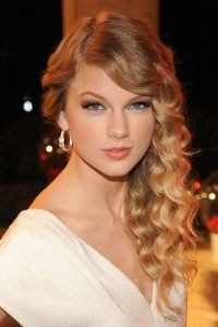 Taylow Swift Curly Hair